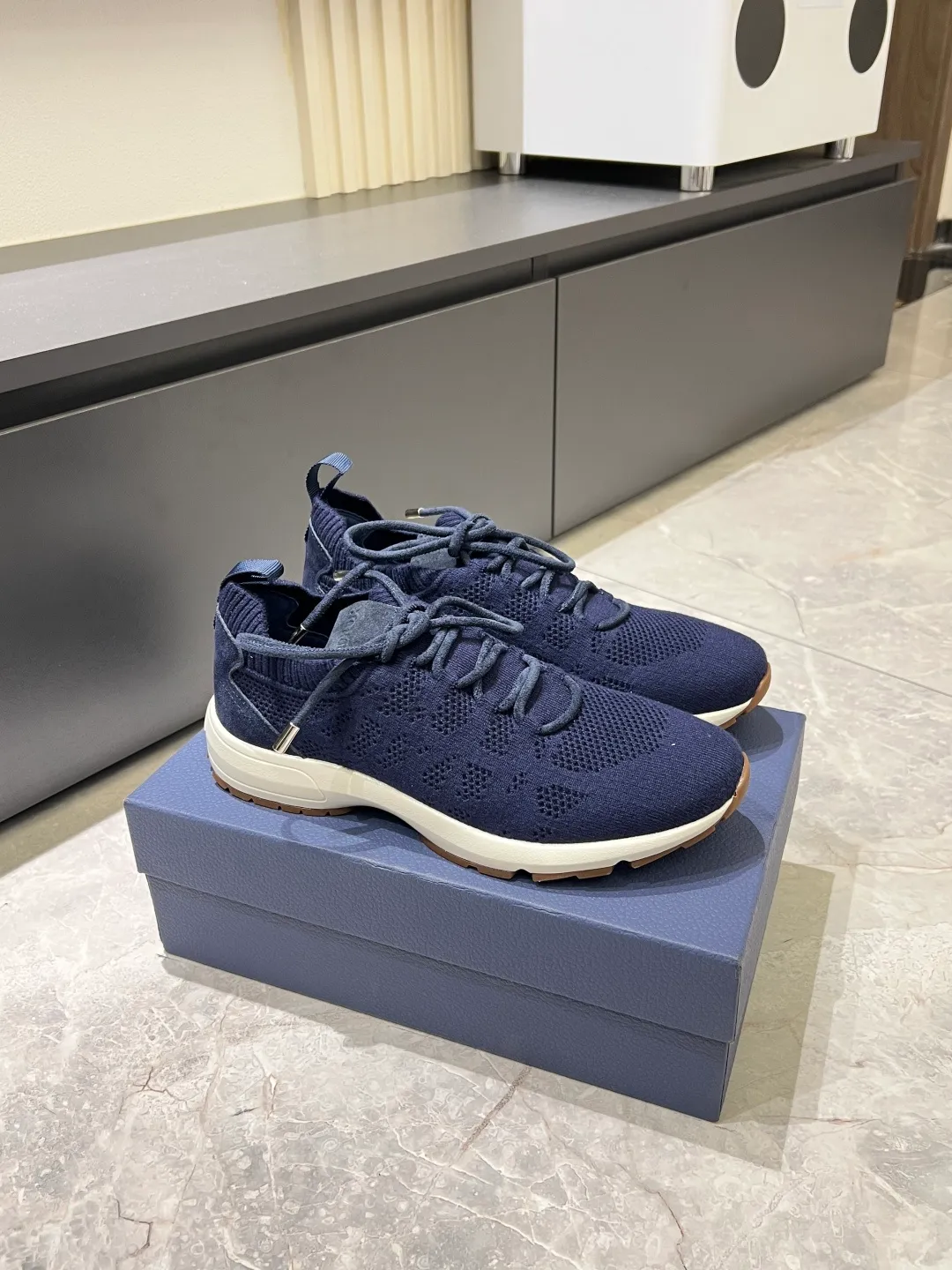 p380 Dior B80 sneakers are a new product of Dior men's series, focusing on comfort and fashion. The upper is made of breathable mesh + fabric splicing, which is lightweight and fits the shape of the foot, making it super comfortable for daily wear. The sole is made of rubber, which has great grip and wear resistance, and is suitable for commuting or light sports. The overall style is simple, the gray tone is versatile, and the shoelaces are adjustable for a more stable fit. Designed by Kim Jones, it is both practical and trendy. It is one of the new hot items in early spring①. size: 38-45 (45 customized)